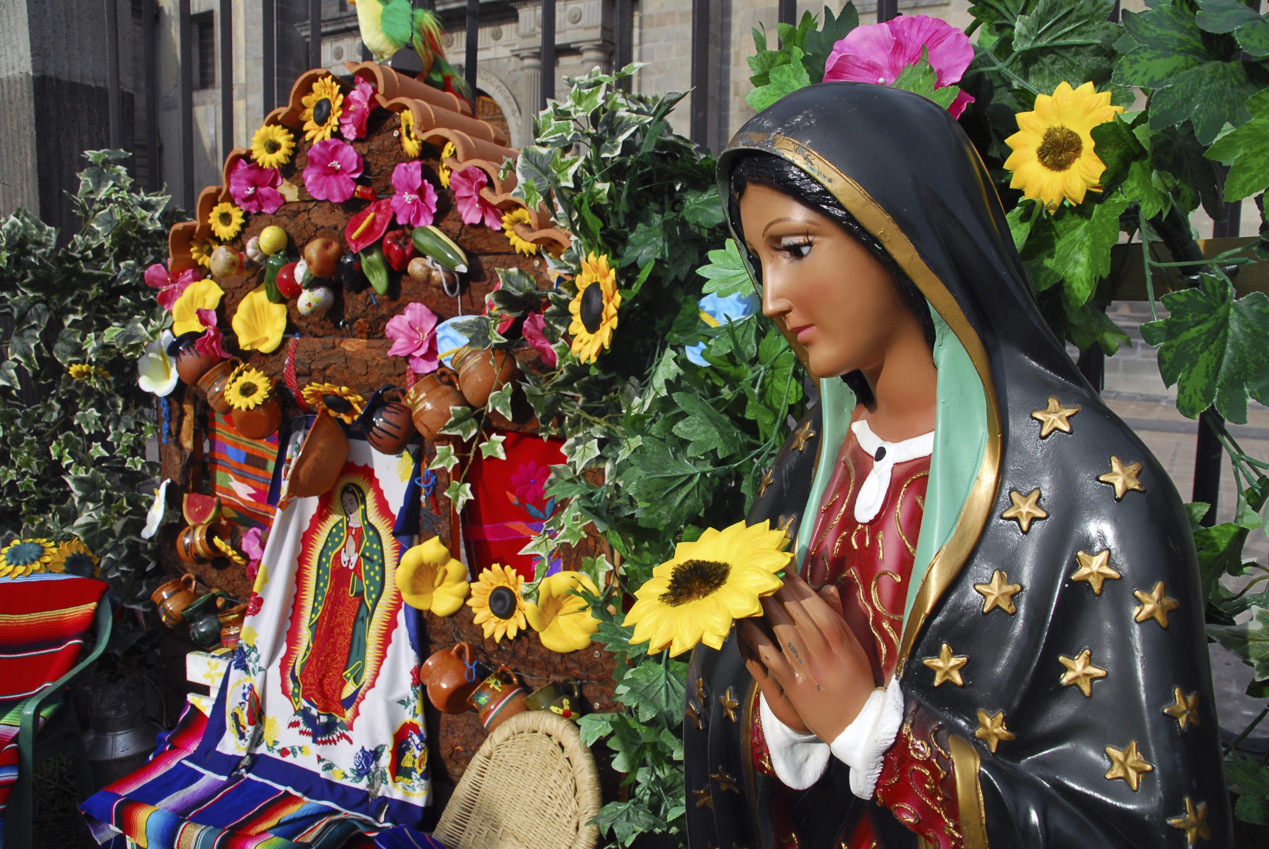 estatua-virgen-guadalupe-altar-mexicano-tradiciones-ciudad-mexico-religion-marron-virgen-mexico